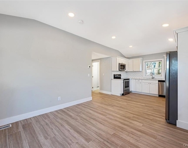 134 Ralph Avenue - Photo Thumbnail 6
