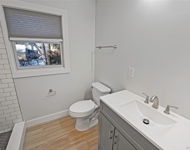 134 Ralph Avenue - Photo Thumbnail 4