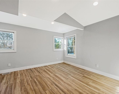 134 Ralph Avenue - Photo Thumbnail 3
