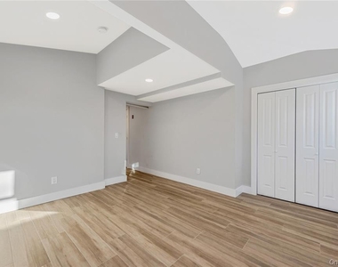 134 Ralph Avenue - Photo Thumbnail 2