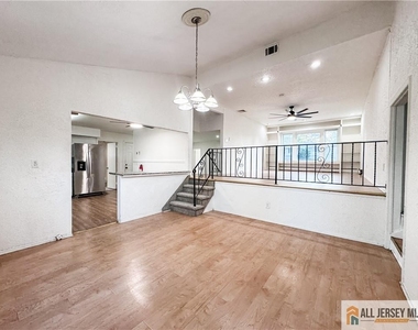 742 Grove Avenue - Photo Thumbnail 9