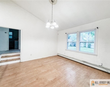 742 Grove Avenue - Photo Thumbnail 8