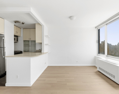 270 W 17th Street - Photo Thumbnail 4