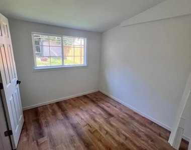 320 Loney Street - Photo Thumbnail 7