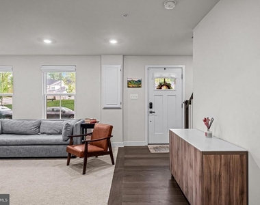 117 W Kenneth Lane - Photo Thumbnail 7