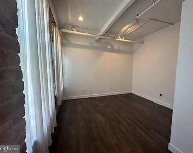820 W Market Street - Photo Thumbnail 16
