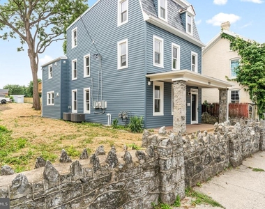 753 Apt A W Washington Street - Photo Thumbnail 2