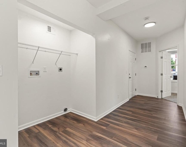 753 Apt A W Washington Street - Photo Thumbnail 12