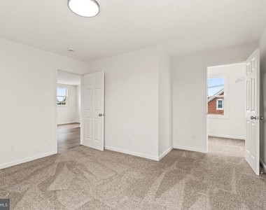 753 Apt B W Washington Street - Photo Thumbnail 27