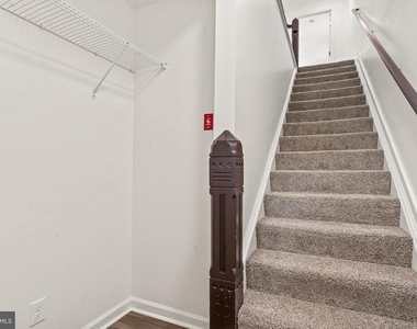 753 Apt B W Washington Street - Photo Thumbnail 7