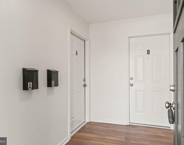 753 Apt B W Washington Street - Photo Thumbnail 6