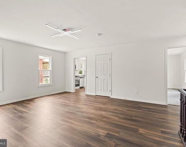 753 Apt B W Washington Street - Photo Thumbnail 10