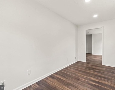 753 Apt B W Washington Street - Photo Thumbnail 15