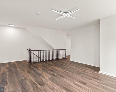 753 Apt B W Washington Street - Photo Thumbnail 9