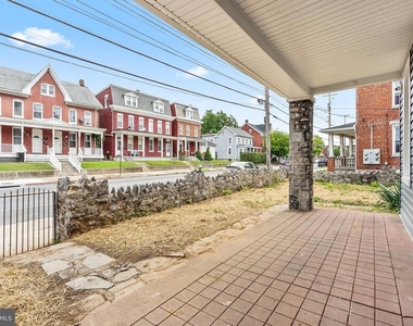 753 Apt B W Washington Street - Photo Thumbnail 4