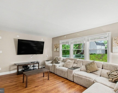 1405 Peachwood Lane - Photo Thumbnail 7