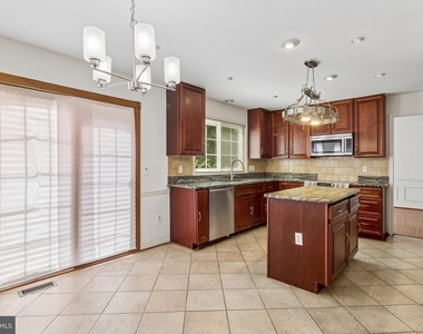 820 Chatsworth Drive - Photo Thumbnail 4