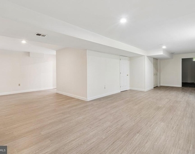 820 Chatsworth Drive - Photo Thumbnail 12