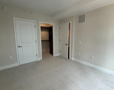 7171 Woodmont Avenue - Photo Thumbnail 16