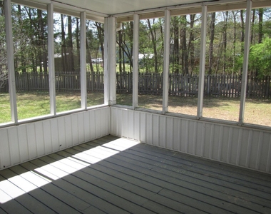 513 Chivalry Drive - Photo Thumbnail 14