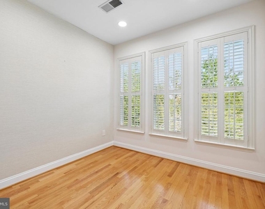5910 Great Star Drive - Photo Thumbnail 16