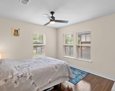 907 E 53rd St - Photo Thumbnail 12