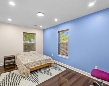 907 E 53rd St - Photo Thumbnail 20