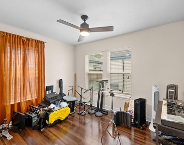 907 E 53rd St - Photo Thumbnail 15