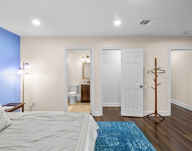 907 E 53rd St - Photo Thumbnail 25