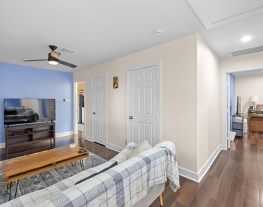907 E 53rd St - Photo Thumbnail 17
