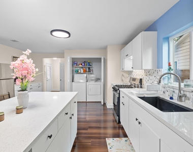 907 E 53rd St - Photo Thumbnail 8
