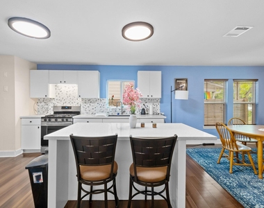 907 E 53rd St - Photo Thumbnail 7