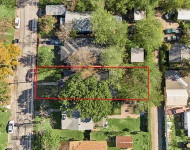 907 E 53rd St - Photo Thumbnail 3