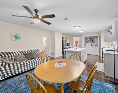 907 E 53rd St - Photo Thumbnail 6