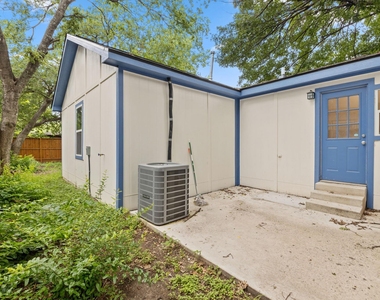 907 E 53rd St - Photo Thumbnail 31