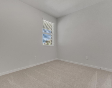 130 Hornet St - Photo Thumbnail 3