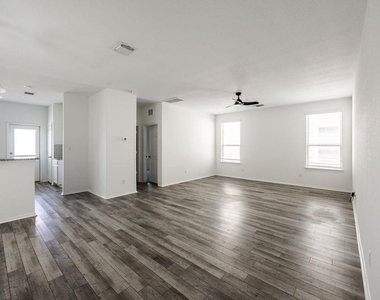 448 English Oak St - Photo Thumbnail 3