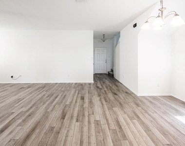 448 English Oak St - Photo Thumbnail 4
