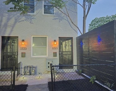 1723 Gales Place Ne - Photo Thumbnail 1