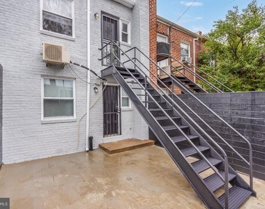1723 Gales Place Ne - Photo Thumbnail 6