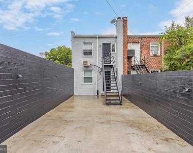 1723 Gales Place Ne - Photo Thumbnail 5