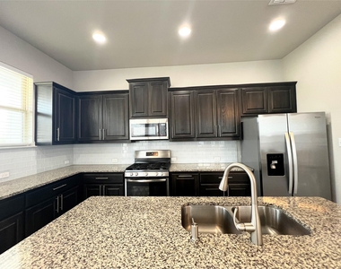 2101 Dillon Pond Ln - Photo Thumbnail 3