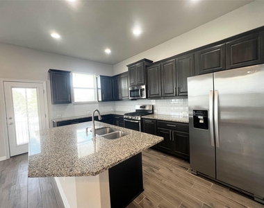 2101 Dillon Pond Ln - Photo Thumbnail 1