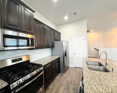 2101 Dillon Pond Ln - Photo Thumbnail 6