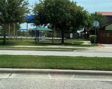 2813 Waterson St - Photo Thumbnail 30