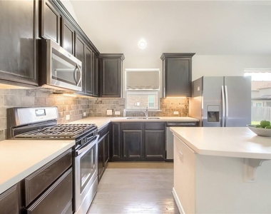 2813 Waterson St - Photo Thumbnail 4