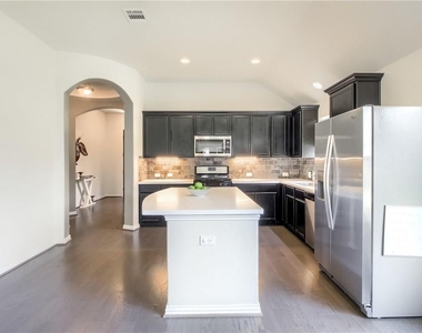 2813 Waterson St - Photo Thumbnail 5