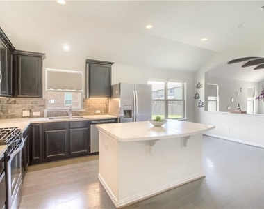 2813 Waterson St - Photo Thumbnail 3