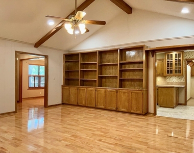 201 Oakwood Dr - Photo Thumbnail 4