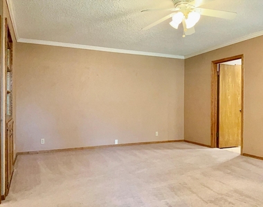 201 Oakwood Dr - Photo Thumbnail 13